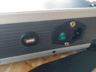 Puerto USB para segundo mando.